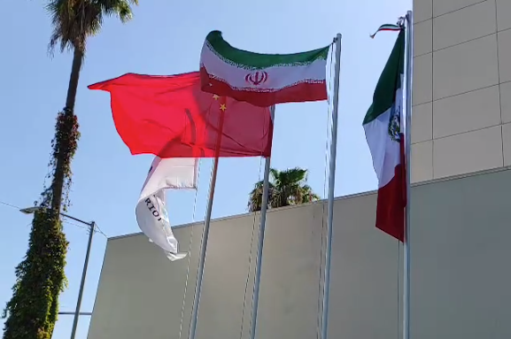 اهتزار پرچم ایران در محل اقامت تیم ملی فوتبال در تیخوانا اهتزار پرچم ایران در محل اقامت تیم ملی فوتبال در تیخوانا