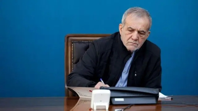 در برابر هیچ قدرتی، سر تعظیم فرود نمیآوریم در برابر هیچ قدرتی، سر تعظیم فرود نمیآوریم